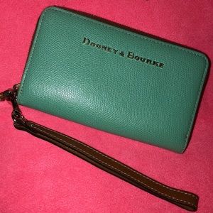 🛍Dooney & Bourke Claremont Wristlet